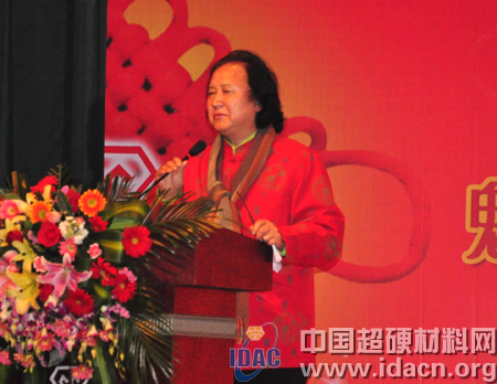 華晶：龍去蛇來(lái)吟古韻 鶯歌燕舞譜新章