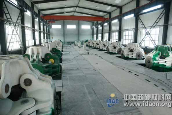 Φ700缸徑人造金剛石壓機(jī)整裝待發(fā)