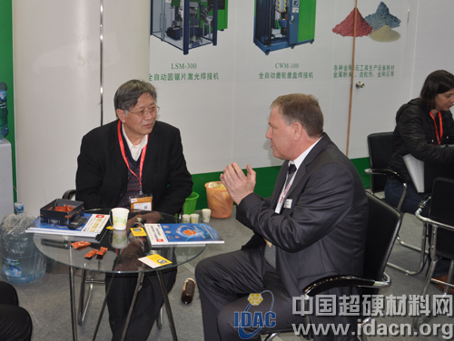 超硬協(xié)會秘書長李志宏走訪部分參展企業(yè)