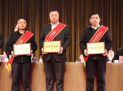 新大新材董事長(zhǎng)榮獲開(kāi)封市工業(yè)強(qiáng)市特殊貢獻(xiàn)獎(jiǎng)