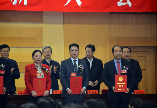 省委領(lǐng)導(dǎo)為三磨所獲得河南省科技進(jìn)步獎(jiǎng)一等獎(jiǎng)項(xiàng)目頒獎(jiǎng)