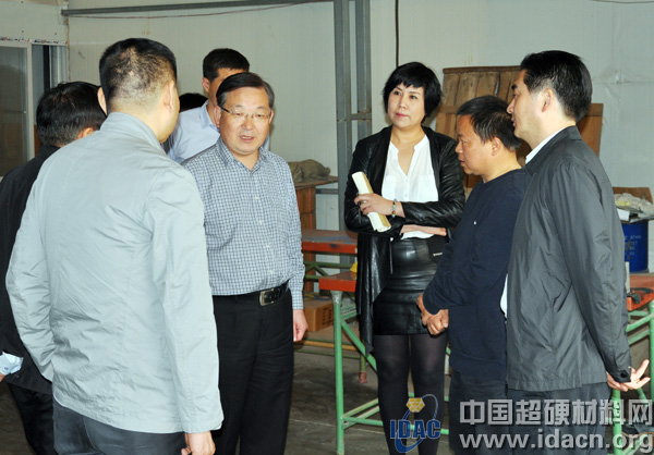 鄭州中原區(qū)委書記王萬鵬一行調(diào)研鄭州秀川工具