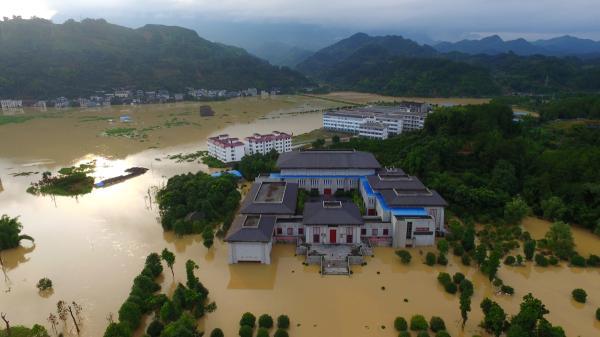 強(qiáng)降雨襲擊南方大部 江西鄱陽(yáng)河堤已現(xiàn)潰口