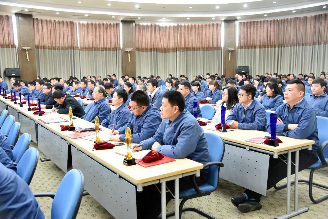 開啟新征程 譜寫新篇章   黃河實(shí)業(yè)隆重召開2017年度先進(jìn)表彰暨2018年動(dòng)員大會(huì)