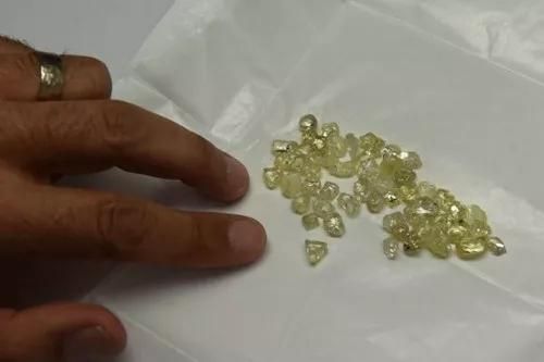 美媒：科學(xué)家在鉆石里發(fā)現(xiàn)罕見(jiàn)冰