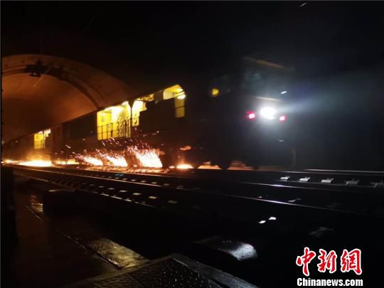 鐵軌打磨   記錄鐵路深夜里的“鋼鐵工匠”