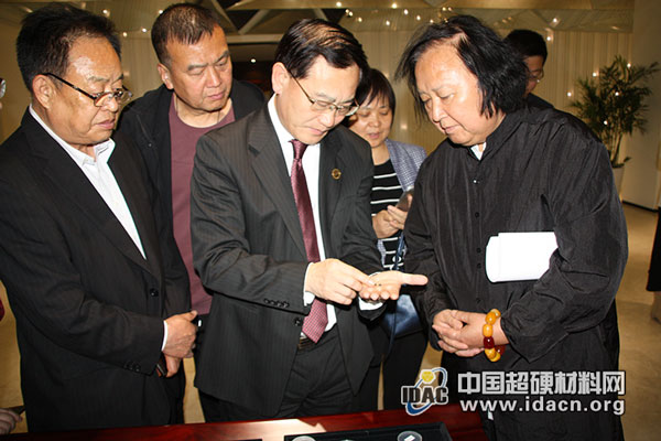 中寶協(xié)副會長兼秘書長畢立君一行蒞臨華晶公司參觀交流