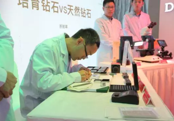 深圳珠寶展：培育鉆石、天然鉆石PK難分伯仲