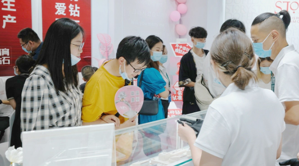 培育鉆石亮相成都婚博會(huì)，讓世界見(jiàn)證中國(guó)鉆石的魅力