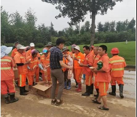“心系鄭州，河南加油” 君銳鉆石執(zhí)行董事秦超捐助物資，助力鄭州防汛救災！