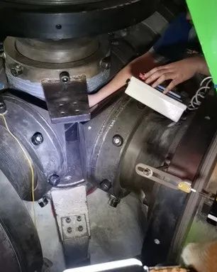 提高六面頂壓機(jī)硬質(zhì)合金頂錘和壓缸使用壽命的途徑