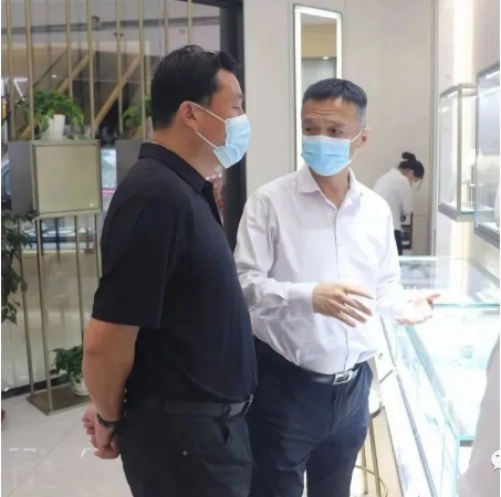 豫西集團(tuán)董事長(zhǎng)魏軍到中南鉆石鄭州分公司飾品鉆石體驗(yàn)店調(diào)研