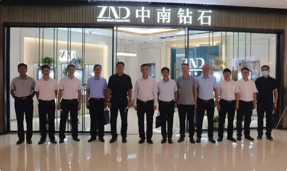 豫西集團(tuán)董事長(zhǎng)魏軍到中南鉆石鄭州分公司飾品鉆石體驗(yàn)店調(diào)研