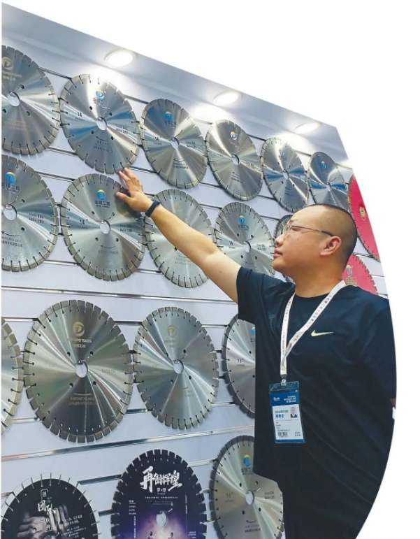 從家門口坐飛機(jī)，組團(tuán)到廈門島參加全球最大石材展—— 鄂州金剛石刀具行業(yè)“抱團(tuán)”向外