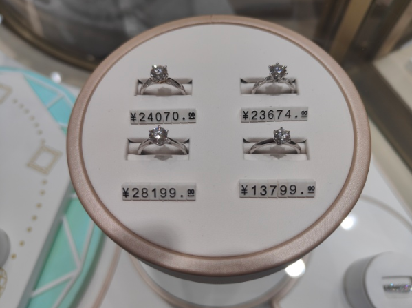 全球鉆石價(jià)格暴跌近20%，為何品牌珠寶店鉆石價(jià)格變化不大？