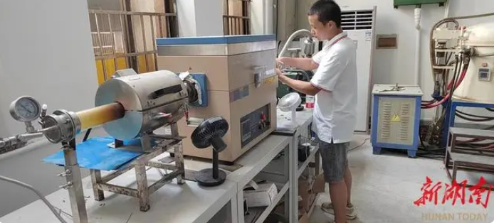 為中國“芯”貢獻青春力量！湖南高職學(xué)子自主研發(fā)國產(chǎn)芯片散熱材料