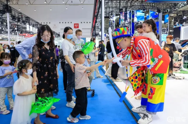 購車抽鉆石、得油卡，車模＆主播秀…這屆華中車展可太會(huì)